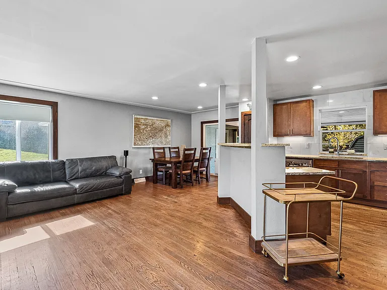 1415 Normandy Rd — Photo 2
