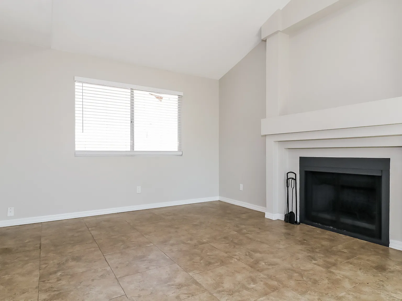 3 bed, 2.5 bath, 1721 sqft, $2,385 — Photo 2