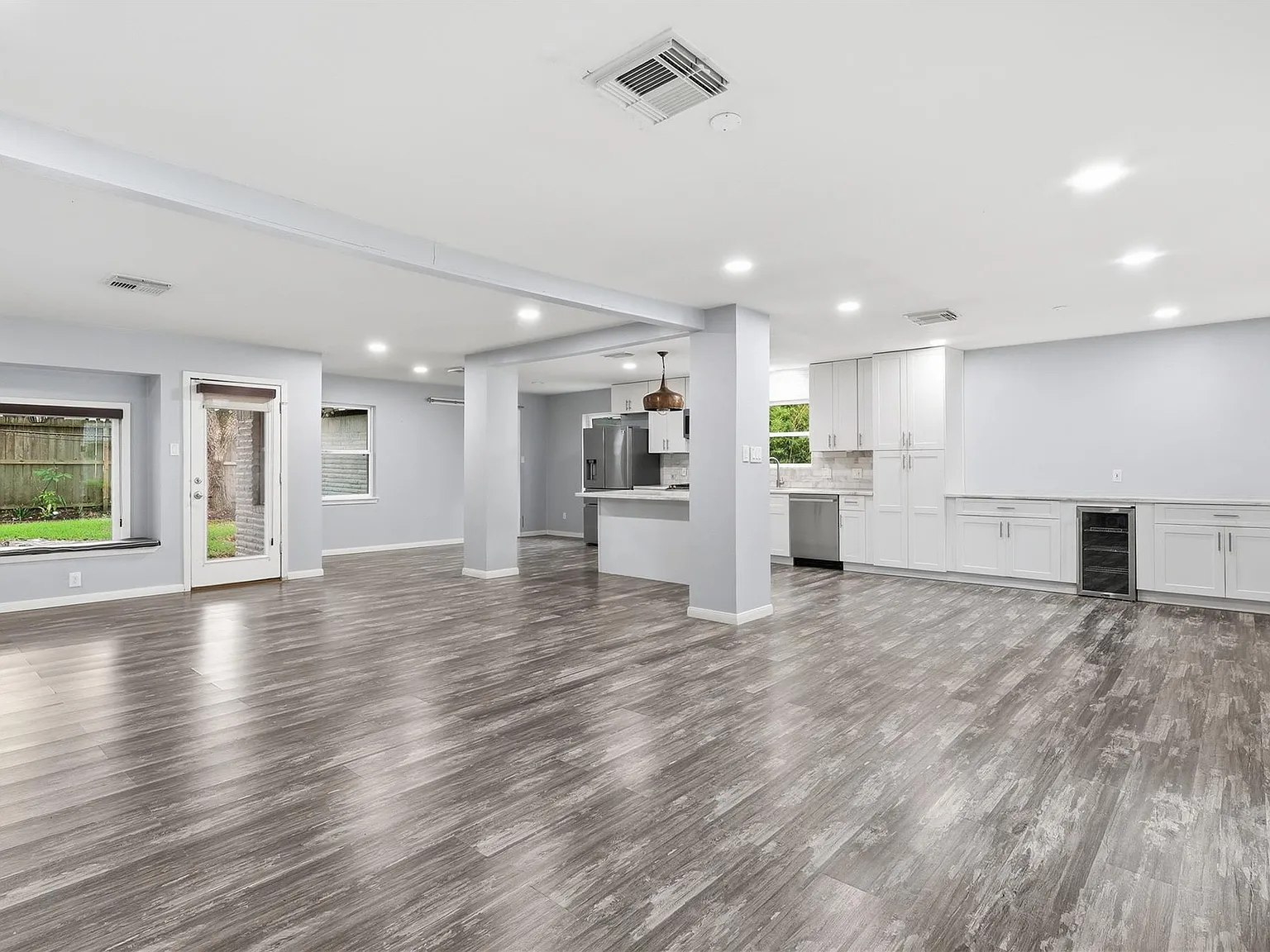 3 bed, 2.0 bath, 2327 sqft, $3,300 — Photo 3