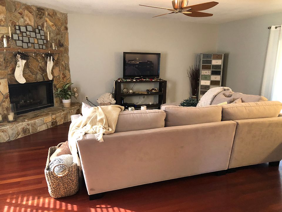 Great room w/stone fireplace