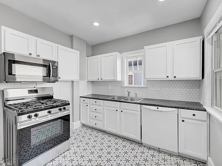 1205 S Lincoln St — Photo 4