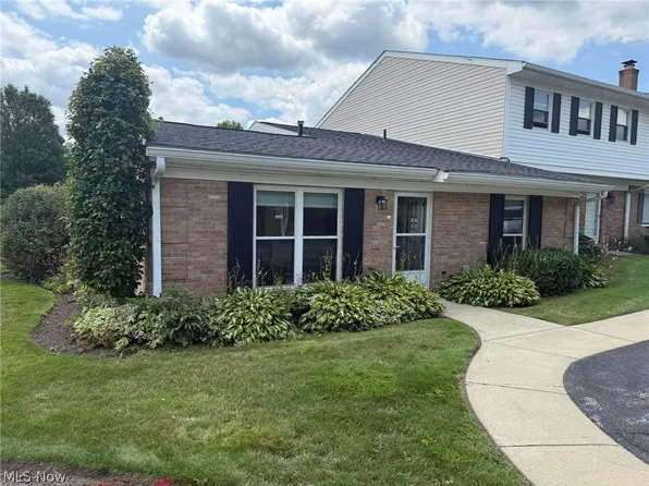2143 Greenway Dr, Uniontown, OH 44685