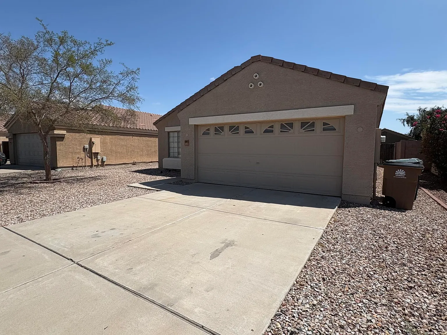 3 bed, 2.0 bath, 1305 sqft, $1,799 — Photo 2