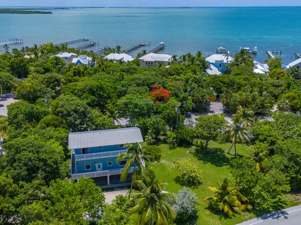910 E Shore Dr, Summerland Key, FL 33042