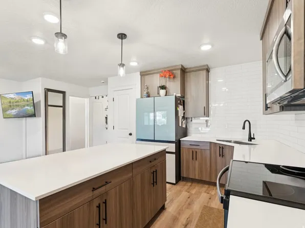 1694 W 2975 S Unit D, Syracuse, UT 84075