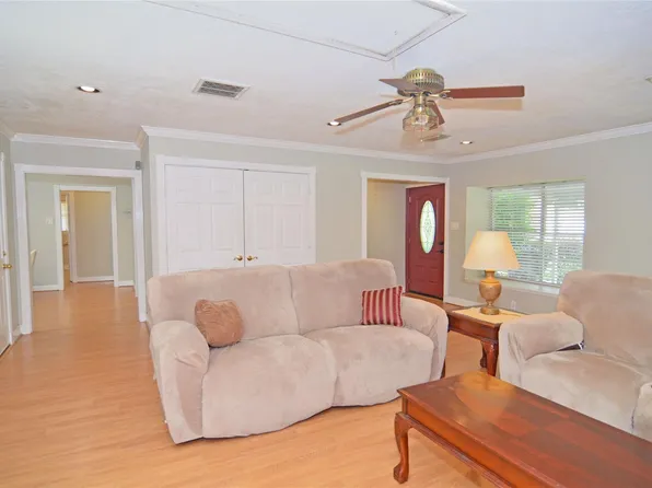 2719 Sweetgum St, Pasadena, TX 77502