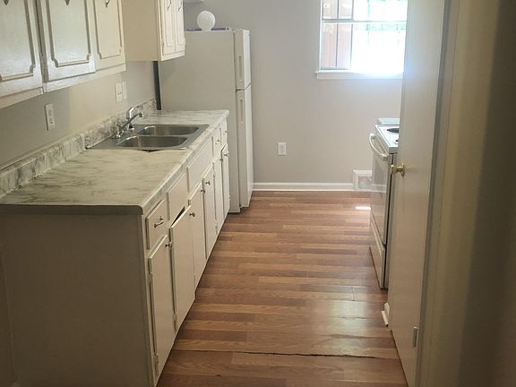 2nd image of 3881 Jasmine Dr #1