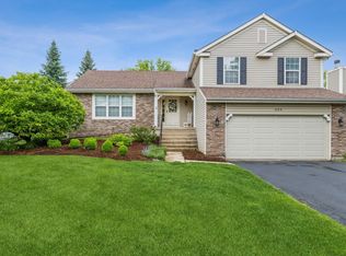 559 Crimson Dr, Crystal Lake, IL 60014