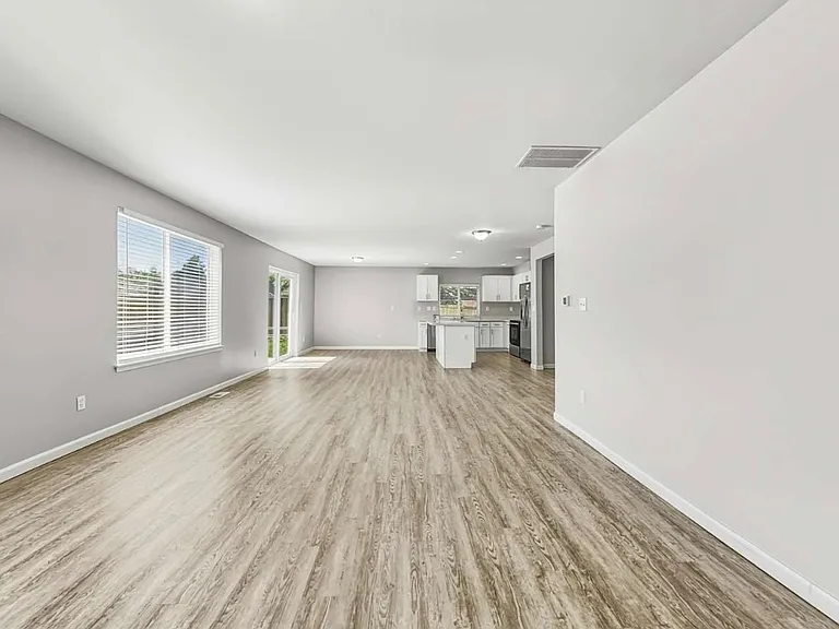 106 116th St E — Photo 2