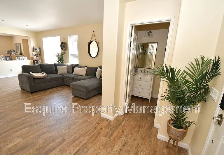 371 Huerta St — Photo 2