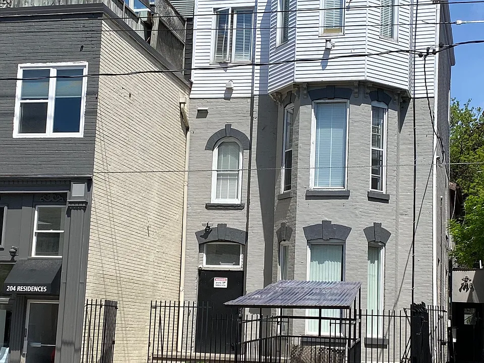 206 Carlton St #203