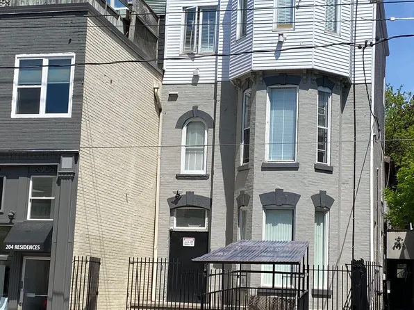 206 Carlton St #203, Toronto, ON M5A 2L1