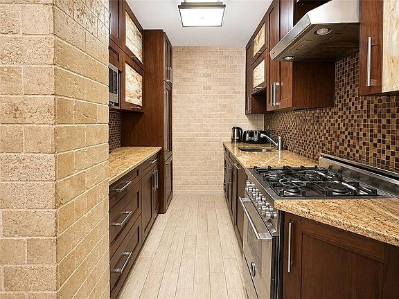 2nd image of 2915 W 5th St APT 2F