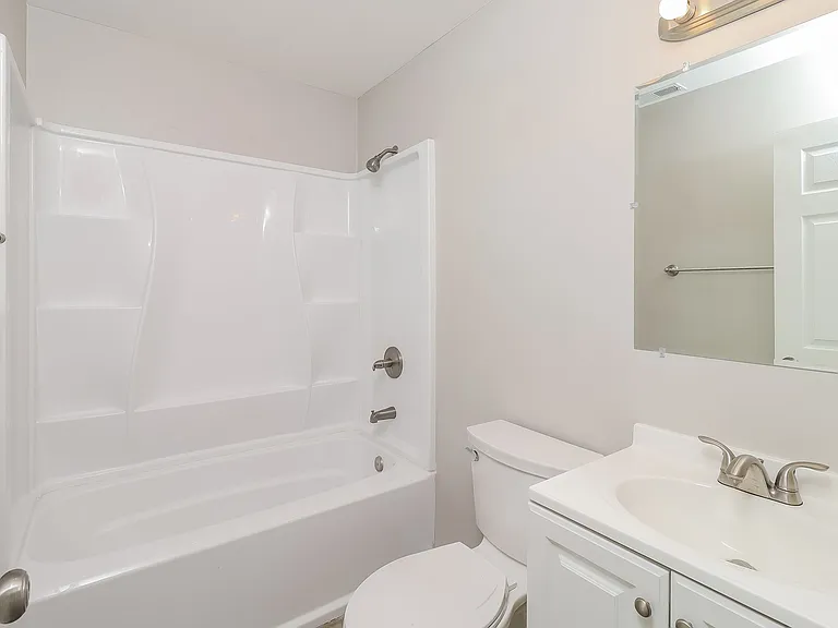 528324_029_bathroom_13062415.jpg