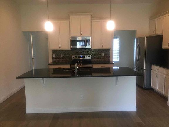 5th image of 526 SW Dahled Ave