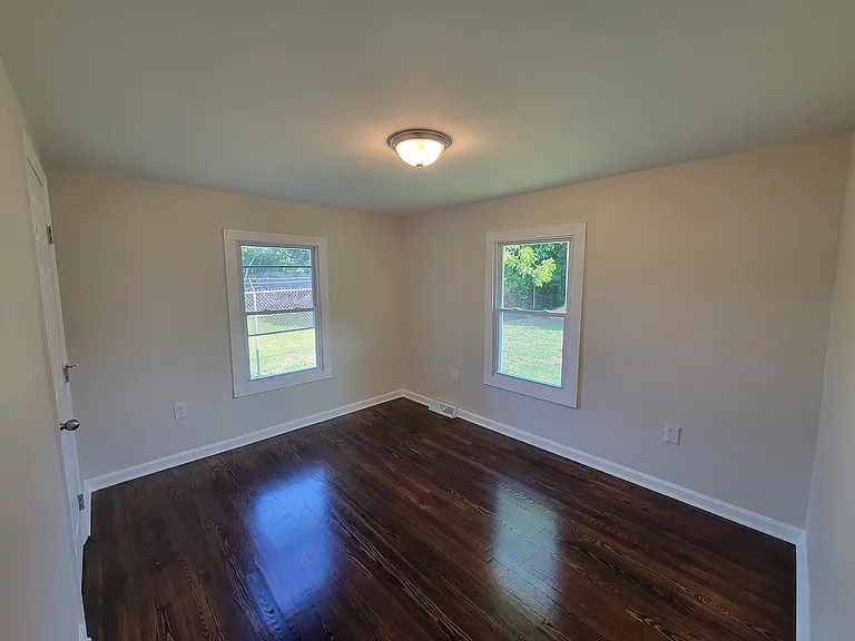 123 Leonard Ave — Photo 8