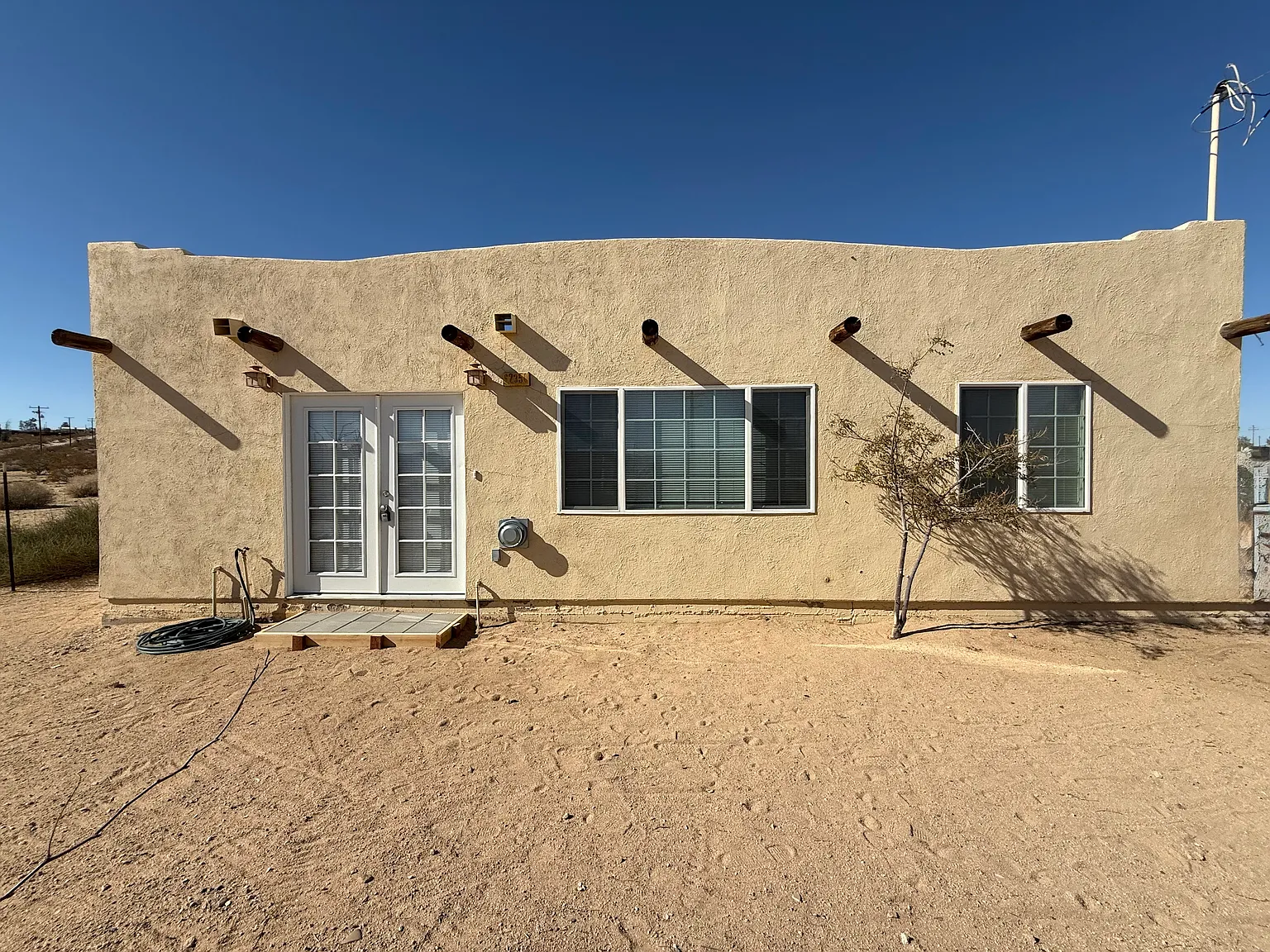 3 bed, 820 sqft, $1,595 — Photo 1