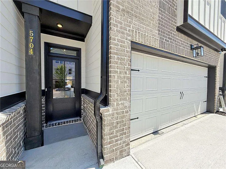 5704 Urban Vlg W — Photo 3