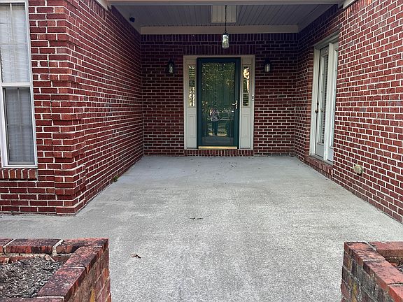 3rd image of 625 Vincent Way