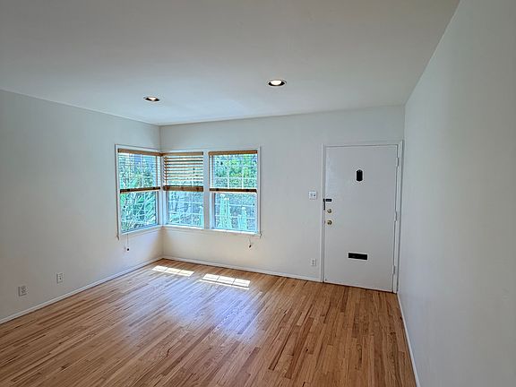 5th image of 934 16th St APT B
