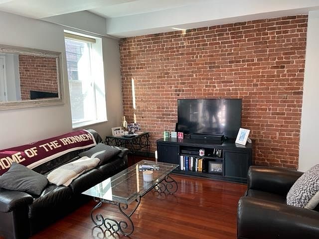 1st image of 901 Willow Ave APT 1