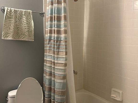 3rd image of 8520 Dumont Ave #7B