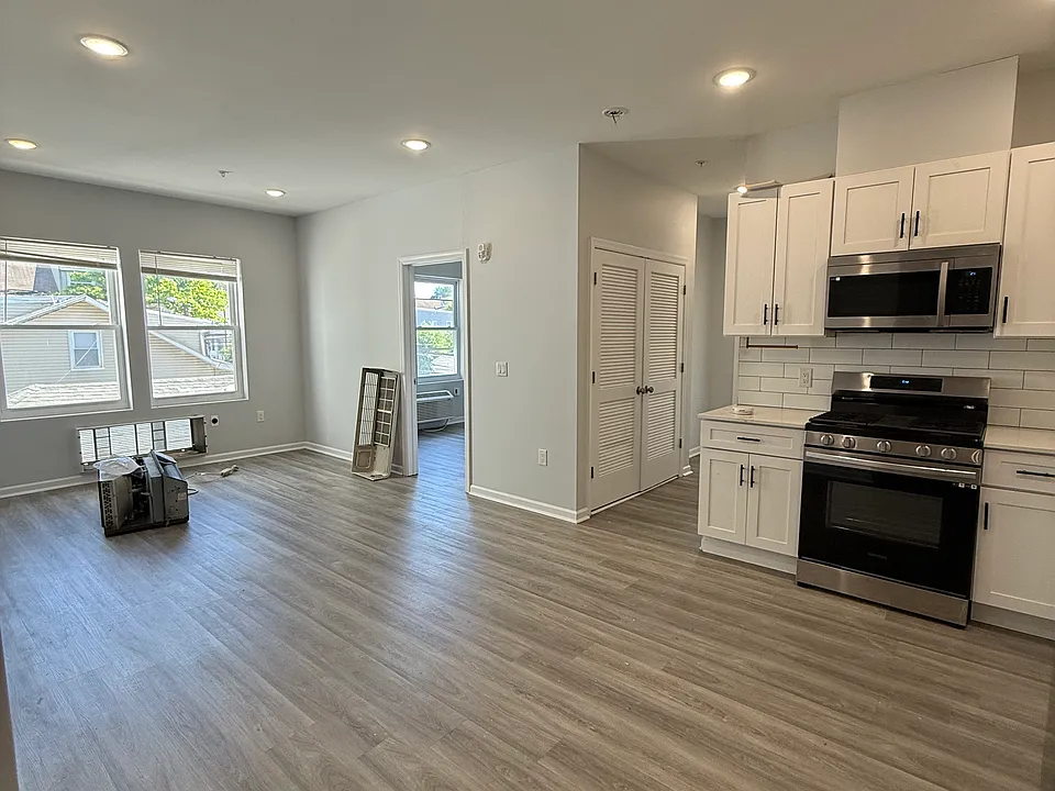 207 Redwood Ave #202