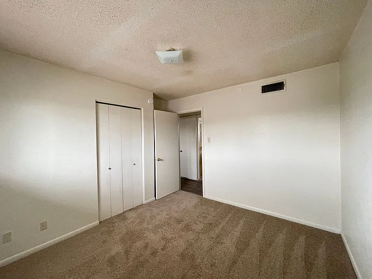 805 W Hallmark Ave — Photo 6