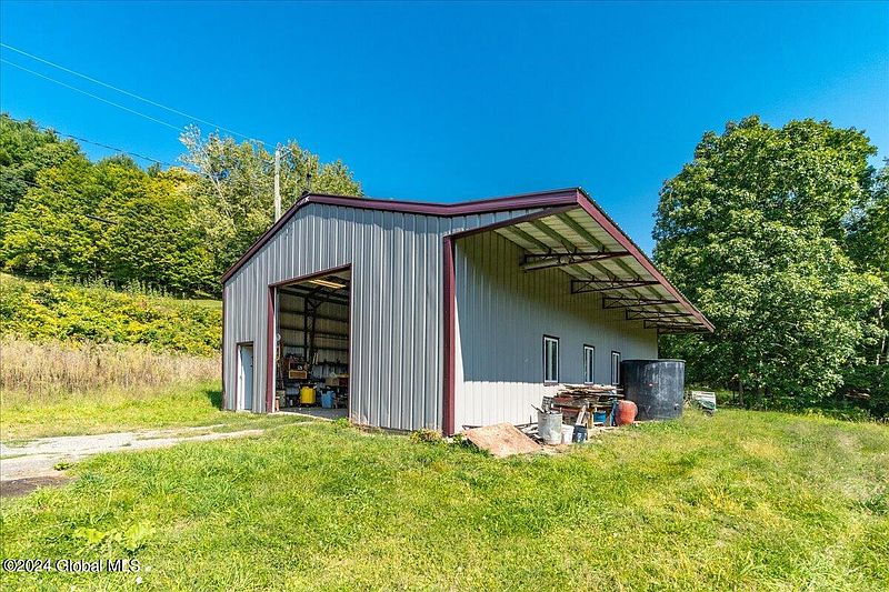 4th image of 318 Coot Hill Rd.