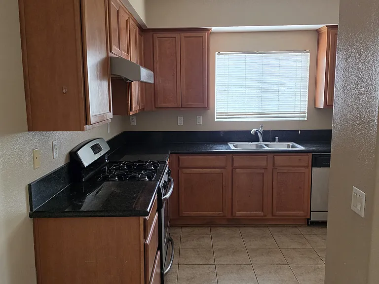 670 S Magnolia Ave — Photo 3