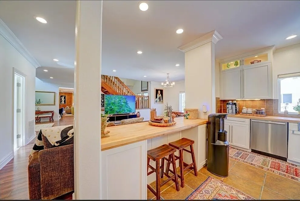 5 bed, 5.5 bath, 4800 sqft, $8,500 — Photo 4