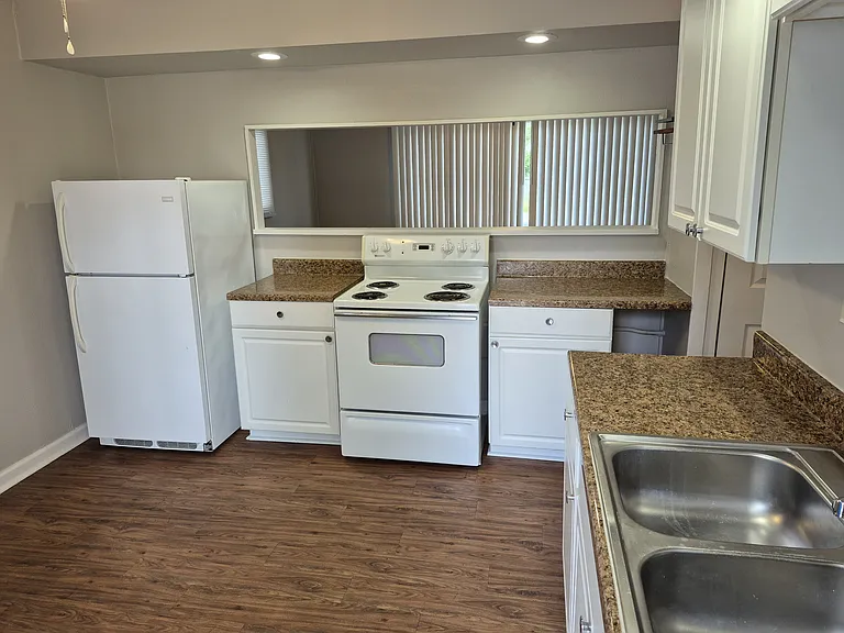 1213 Lawrence Ave — Photo 6