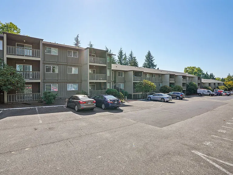 Georgetown Manor Apartments — Photo 23