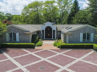 16 Applegreen Dr, Old Westbury, NY 11568