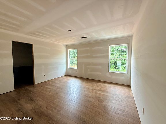 4th image of 211 Tulip Dr