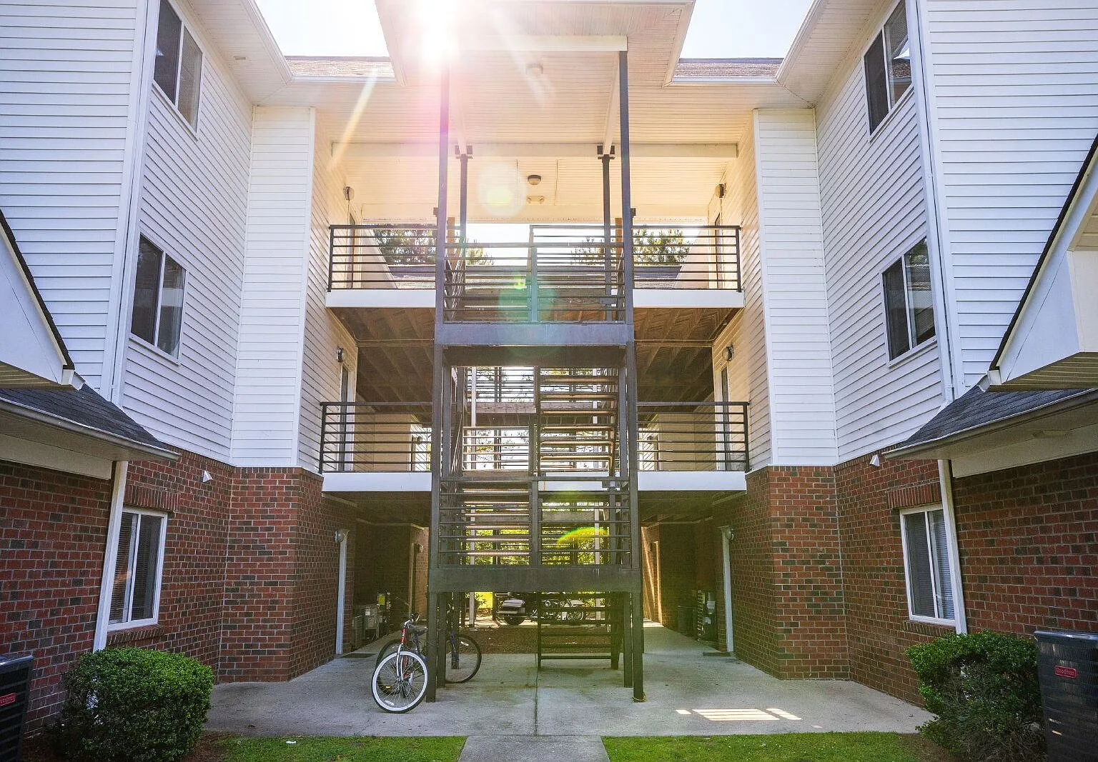 3 bed, 3.0 bath, 1205 sqft, $1,195 — Photo 2