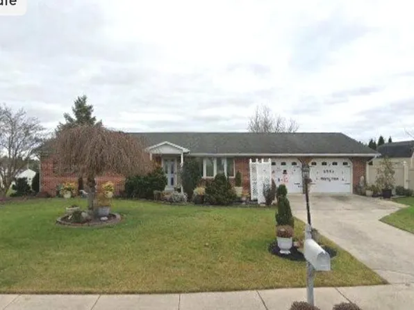 2111 Pineview Cir, Dover, PA 17315