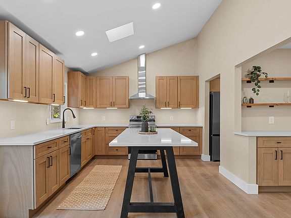 3rd image of 144 Santana Circle