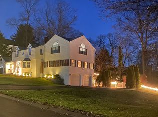 2 Valley Cir, Burlington, MA 01803