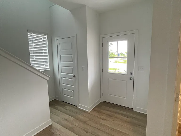 1717 Woods Edge Dr — Photo 2