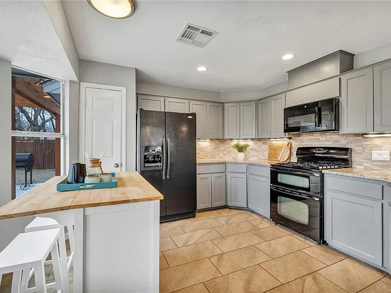 1808 Sylvia Ln — Photo 7