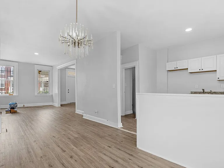405 N Edgewood St — Photo 2