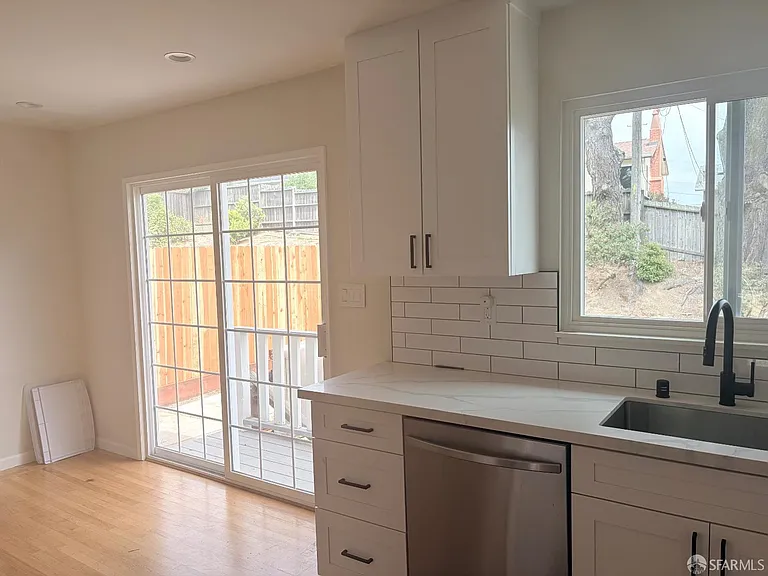 2555 Sherwood Dr — Photo 5