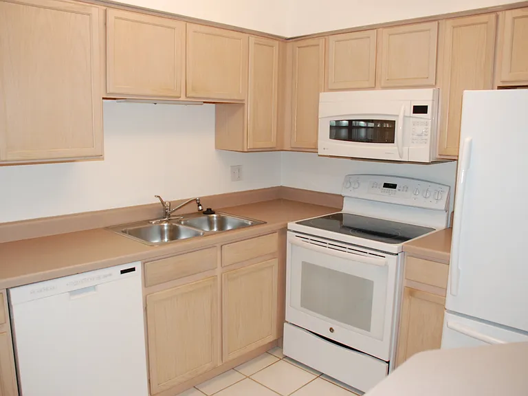 249 W Court Of Shorewood #2B — Photo 3