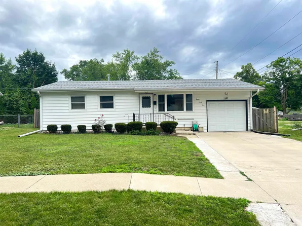 1265 Hillcrest Ln, Freeport, IL 61032