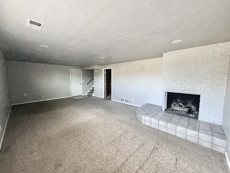 565 E 33rd St — Photo 30