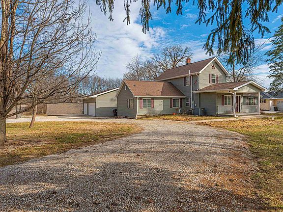 3rd image of 1528 Forest Hills Rd