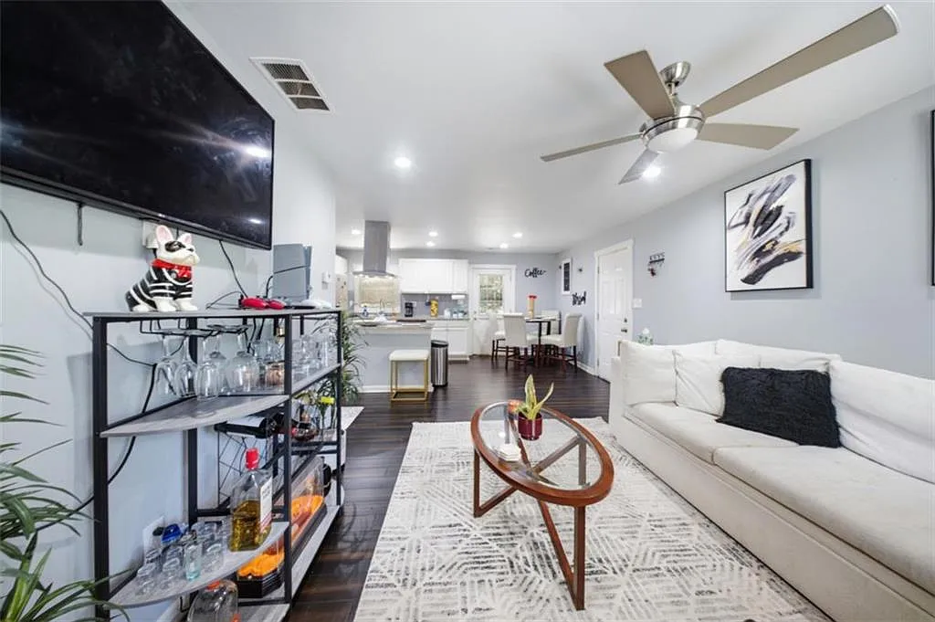 3 bed, 1.0 bath, 850 sqft, $2,000 — Photo 3