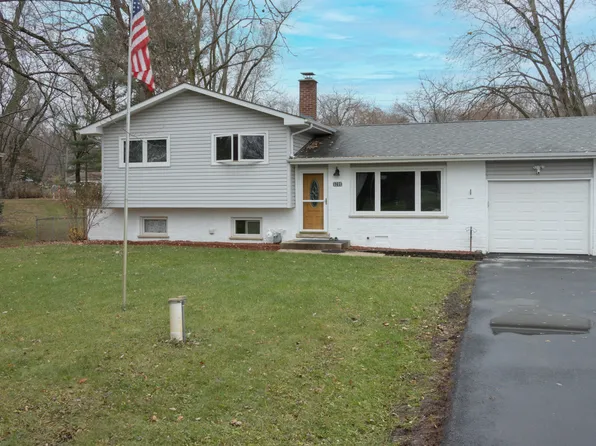 6209 Sands Rd, Crystal Lake, IL 60014