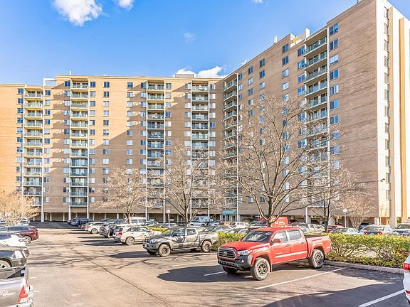 4th image of 501 Slaters Ln APT 702